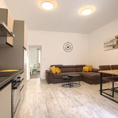 Amphitheater 3+2 Modern Apartment With Terrace, Wifi, Netflix Pula Exteriér fotografie